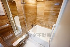1日の疲れを癒すくつろぎのバスルーム。足を伸ばしてもゆったりと入れるサイズです。お子様と一緒にお風呂に入っても狭くないですね^^