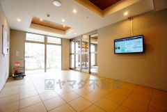 管理の行き届いた清潔感のあるエントランス。住まう方や来訪者を安心して迎えられる空間です。掲示板には最新の情報が共有されています。