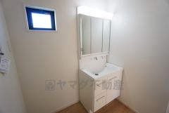 同仕様写真。三面鏡裏収納付き洗面化粧台です＾＾ 歯磨きセットやスキンケア用品などの収納に便利ですね。 生活感も隠すことができ、来客時にも安心です。