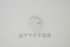 火災による煙や熱を感知して、警報音やブザー等で火災の発生を知らせてくれる火災警報器。