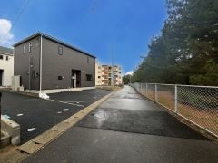 大型車の通行が少なく、騒音や振動が少ないので静かで快適な生活を送れます。