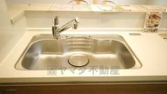 広々としたステンレスシンクには、洗剤やスポンジを収納出来るラック付き。広さも確保しているので、大きなお鍋も洗いやすいです。