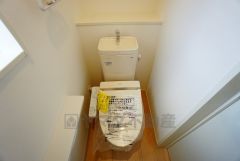 同仕様写真。温水、暖房、ウォシュレット付の高機能トイレです。もちろん各階にトイレがあるので、忙しい朝の混雑を避けることが出来ます。