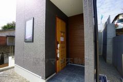 たっぷり収納できるシューズボックスです。家族全員の靴がきれいに整頓できます。棚の上にお花や写真を飾っても良いですね。