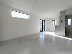 リビングは広々とした設計で、家族が集い、寛ぐ暮らしの空間を演出しています。思い思いの時間を過ごしたり、家族みんなで食事をしたり、素敵な団らんの場になりますね。