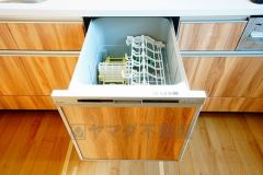 食事の後の手間を解消する食器洗い乾燥機付。冬場の洗い物で手荒れの悩みもなくなります。手洗いよりも節約できて便利。