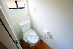 温水、暖房、ウォシュレット付の高機能トイレです。