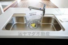広々とした凸型シンクに洗剤ポケットを標準装備。大きなお鍋など洗いやすいです。
