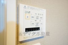 入浴後の水滴や湿気を排出し、カビの発生や臭いを抑制する暖房換気乾燥機付き。雨の日の洗濯物にも効果的です。