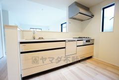 冷蔵庫、カップボードも余裕で置ける広さを確保しています。