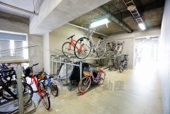 大切な自転車を守れるよう屋根付きの自転車置き場になっております。