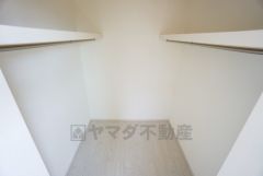 収納力豊富なウォークインクローゼット。洋服や小物などを1箇所にまとめて美しい収納を実現します。スーツケースのような大型の荷物も置けます＾＾