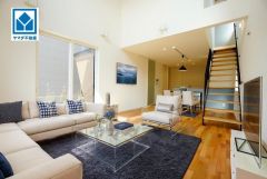 家具はイメージです。大きな窓のあるリビングは、陽光あふれる明るい空間です。居心地良く、ご家族皆がゆったり寛げる憩いの空間となりそうです。