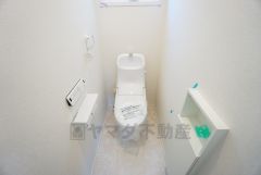 温水洗浄機付トイレです。節水機能もあるので、安心して使えますね。もちろん、1階2階の2ヶ所にトイレがあるので、忙しい朝にもゆとりができますね。