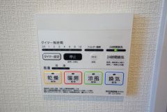 同仕様写真。雨の日の洗濯も安心できる浴室暖房乾燥機付き浴室。リモコンで操作もボタン1つで簡単。