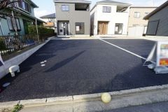 駐車スペースはゆとりある4台分を確保。マイカー用に、お客さま用に、余裕を持ってご利用いただけます。