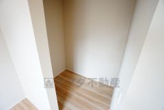 収納力豊富なウォークインクローゼット。洋服や小物などを1箇所にまとめて美しい収納を実現します。スーツケースのような大型の荷物も置けます＾＾