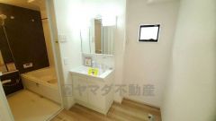 三面鏡つき洗面台。鏡裏にたっぷりとした収納スペースがあります。鏡を閉めてしまえば小物は見えないため、スッキリとした印象の洗面台にできます。