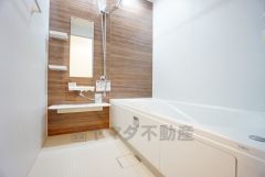 1日の疲れを癒すくつろぎのバスルーム。足を伸ばしてもゆったりと入れるサイズです。お子様と一緒にお風呂に入っても狭くないですね^^