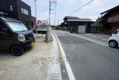 現地（2025年7月7日）撮影。現地（2025年4月25日）撮影。前面道路は広く、車同士がすれ違うスペースが十分にあります。落ち着いた住宅地内で快適な生活を実現してみませんか＾＾