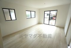 同仕様写真。大きな窓のあるリビングは、陽光あふれる明るい空間です。居心地良く、ご家族皆がゆったり寛げる憩いの空間となりそうです。