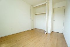 暖かい日差しが差し込む洋室。たっぷり収納できるクローゼット付きでお部屋の中をすっきりと快適に保てます。