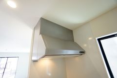 お手入れが簡単なスリム型レンジフードです。調理により発生する油煙や臭いを吸い込み、屋外へ排気してくれます。