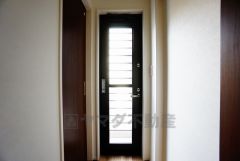 同仕様写真。勝手口付きキッチン。においがこもりやすいキッチンの換気にも役立ちます。ごみの仮置きにもなり、便利です＾＾