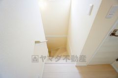 小さなお子様やご高齢の方でも安心できる、手すり付き階段。段差も低めで設定されており、安全性にも優れています。