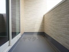 同仕様写真。陽当たりの良いバルコニーです。お洗濯やお布団干しはもちろん、日光浴スペースにも。足元は防水工事施工済です。