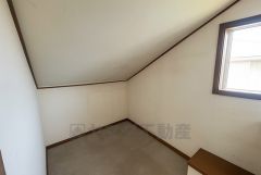 母屋。2階納戸。お子様の成長と共に増えていく荷物も楽々しまえる収納力。高さや大きさの異なるモノもすっきり収納することができます。