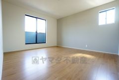 寛ぎの時間を紡ぎだす主寝室は、大型ベッドを置いても余裕の広さを確保しています。