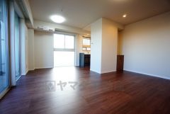 リビングは広々とした設計で、家族が集い、寛ぐ暮らしの空間を演出しています。思い思いの時間を過ごしたり、家族みんなで食事をしたり、素敵な団らんの場になりますね。