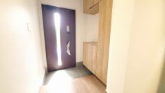たっぷり収納できるシューズボックスです。家族全員の靴がきれいに整頓できます。棚の上にお花や写真を飾っても良いですね。