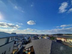 高台の立地で回りに高い建物もなく、眺望、陽当たり良好です。