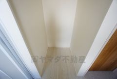洗面所にちょっとしたスペース有り。棚を設置して収納スペースにすることが出来ます＾＾