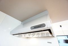 風量が弱・強と切替え可能なレンジフードが調理中の煙をしっかり吸い込みます。手元を照らすライト付きです。