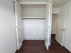 住む人のこだわりを活かす洋室。日当たりがよく、寝室としての利用もおすすめ。広めのクローゼットには荷物をすっきり片付けられ、ゆとりのある暮らしが出来ます＾＾