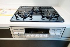 同時にたくさんの料理が調理できる3口コンロ。長時間熱を通しておきたい煮込み料理を作りながら、炒め物など同時進行で進められます。
