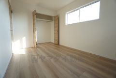 同仕様写真。暖かい日差しが差し込む洋室。たっぷり収納できるクローゼット付きでお部屋の中をすっきりと快適に保てます。
