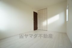 同仕様写真。住む人のこだわりを活かす洋室。日当たりがよく、寝室としての利用もおすすめ。広めのクローゼットには荷物をすっきり片付けられ、ゆとりのある暮らしが出来ます＾＾