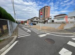 現地（2025年12月16日）撮影。全戸駐車スペースも2台確保、来客時にも便利。落ち着いた住宅地内で快適な生活を実現してみませんか。