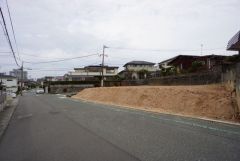 現地（2026年3月30日）撮影。前面道路は広く、車同士がすれ違うスペースが十分にあります。落ち着いた住宅地内で快適な生活を実現してみませんか＾＾