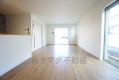 大きな窓のあるリビングは、陽光あふれる明るい空間です。居心地良く、ご家族皆がゆったり寛げる憩いの空間となりそうです。