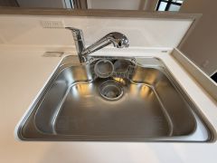 大きなお鍋も楽々洗える幅の広いシンクです＾＾ステンレスシンクなので簡単にお掃除できますよ。洗剤やスポンジもすっきりできる収納付き。