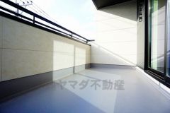 陽当たりの良いバルコニーです。お洗濯やお布団干しはもちろん、日光浴スペースにも。足元は防水工事施工済です。