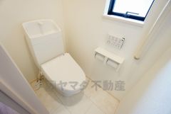 温水洗浄機付トイレです。節水機能もあるので、安心して使えますね。もちろん、1階2階の2ヶ所にトイレがあるので、忙しい朝にもゆとりができますね。