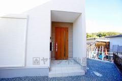 家の顔となる玄関扉がかっこいいと、たくさんの人を招き入れたくなりますね＾＾奥まって設置されており、雨にも濡れにくくなっています。