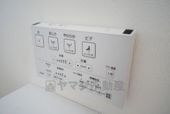 壁リモコンタイプのウォシュレット付き。すっきりした見た目で、トイレ奥の掃除もしやすいです。