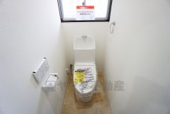 壁リモコンタイプのウォシュレット付き。すっきりした見た目で、トイレ奥の掃除もしやすいです。